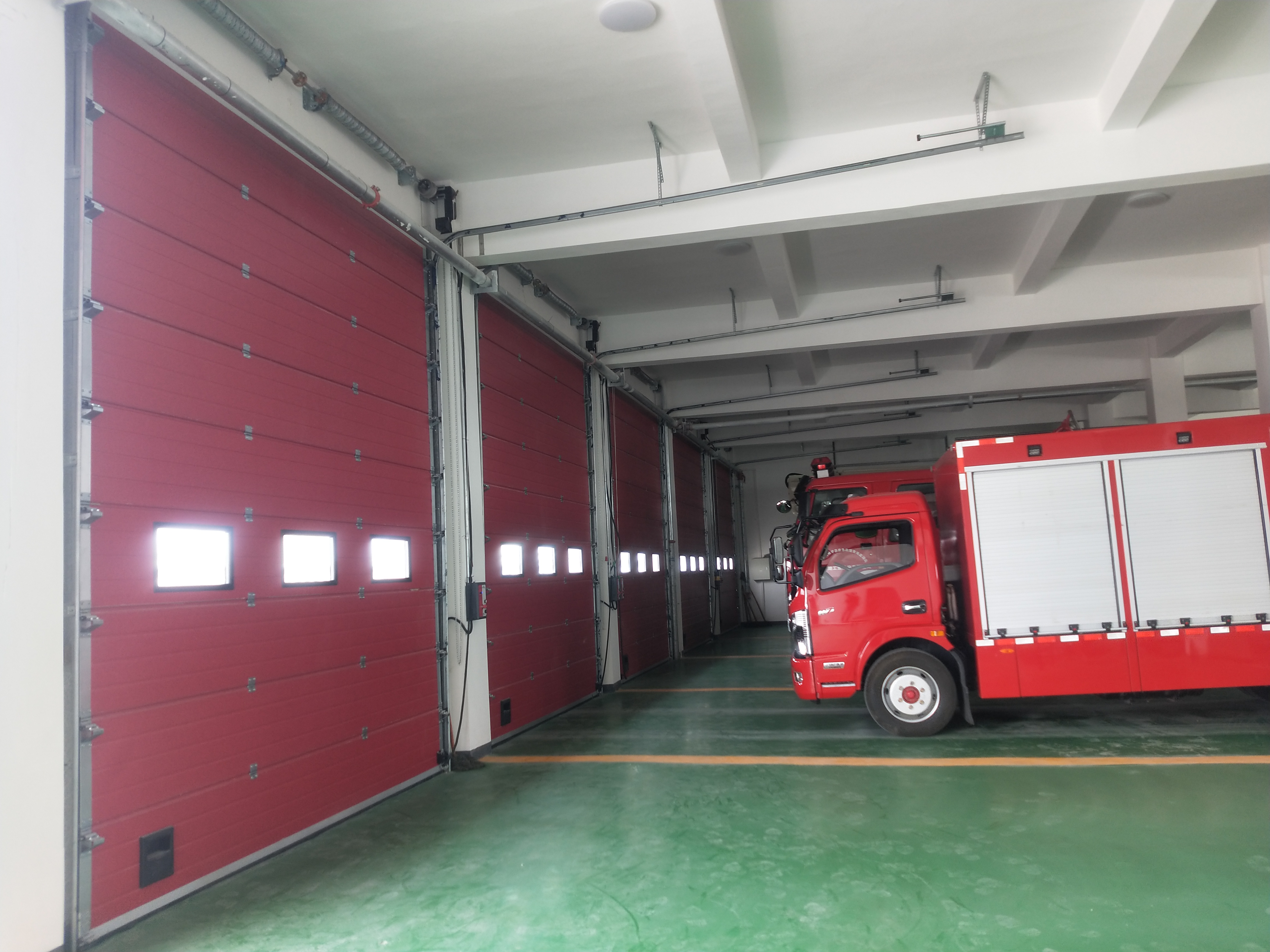 消防大隊(duì)車庫(kù)門如何實(shí)現(xiàn)遠(yuǎn)程控制？